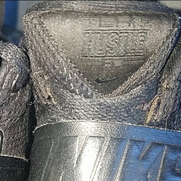 Nike Team Hustle Sneakers - Picture 2 of 5